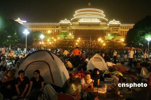 官方发布余震预警 重庆众多市民外出避震(图)