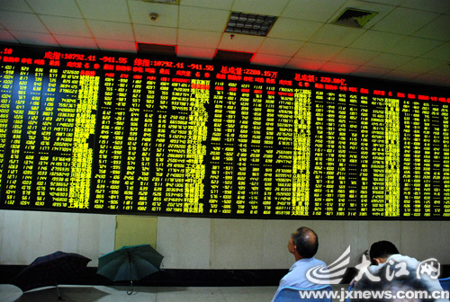 10日の上海と深センの両株式市場はともに暴落した。上海総合指数と深セン成分指数の下げ幅はそれぞれ7％と8％を上回り、両市場の千以上の銘柄がストップ安になった。