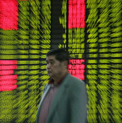 中国人民銀行（中央銀行）による預金準備金率の大幅な引き上げや、周辺株式市場の大幅値下げなどの多くの悪材料が重なり、10日の上海と深センの両株式市場はともに暴落した。