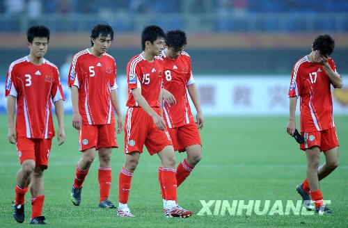　6月14日，中国队球员孙祥、冯潇霆、刘健、周海滨和朱挺（从左至右）在比赛结束后退场。当日，在天津举行的2010年南非世界杯足球赛亚洲区预选赛中，中国队主场以1比2不敌伊拉克队，提前一轮被淘汰。 