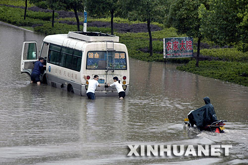 6月18日，江西鹰潭再遭暴雨袭击，强降雨造成部分道路被淹。 17日8时至18日8时，江西部分地区下了中到大雨，局部大暴雨，主雨区在赣南。江西省要求全省各地必须按照防汛三级应急响应要求，继续做好各项防汛工作。 新华社发(胡南 摄) 