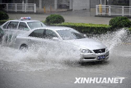 6月25日，车辆在积水严重的107国道深圳宝安段行驶。