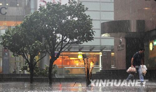 6月25日，市民冒雨步行。由于台风“风神”迫近香港，香港天文台6月24日22时45分发出8号风球（暴风信号），并于6月25日6时发出红色暴雨警告信号。