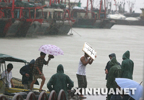 6月25日，珠海香洲渔港的渔民上岸躲避暴风雨。 今年第6号热带风暴“风神”在深圳登陆后，一路向北移动，受其影响，至25日14时，珠江三角洲南部和粤西沿海出现了暴雨到大暴雨。 　新华社发 