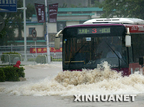 6月25日，在珠海市区，公交车在积水中行驶。 今年第6号热带风暴“风神”在深圳登陆后，一路向北移动，受其影响，至25日14时，珠江三角洲南部和粤西沿海出现了暴雨到大暴雨。 　新华社发 