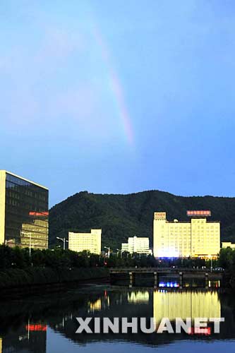 7月2日，一道彩虹出现在杭州上空。当日黄昏时分，杭州雷电交加，短暂的狂风暴雨之后，城市上空出现一道美丽的彩虹。 新华社记者 王小川 摄 