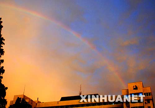 7月2日，一道彩虹出现在杭州上空。当日黄昏时分，杭州雷电交加，短暂的狂风暴雨之后，城市上空出现一道美丽的彩虹。 新华社记者 徐昱 摄 