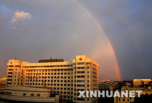 7月2日，一道彩虹出现在杭州上空。当日黄昏时分，杭州雷电交加，短暂的狂风暴雨之后，城市上空出现一道美丽的彩虹。 新华社记者 张晓华 摄 