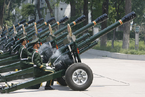 武警战士对奥运礼炮进行实射验收。