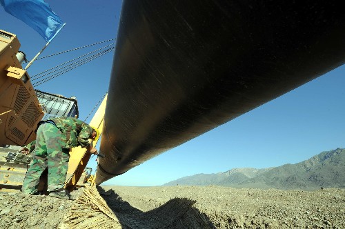 新疆ウイグル自治区博楽市域内にある天山のふもとで、「西気東輸）」第2ルート敷設工事が急ピーチですすめられている。