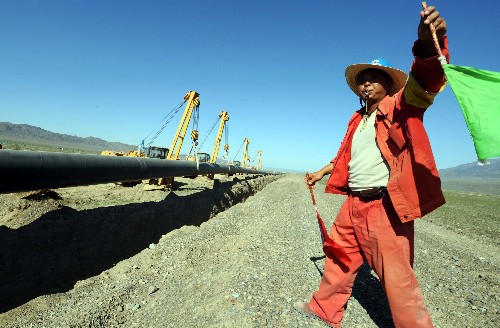 新疆ウイグル自治区博楽市域内にある天山のふもとで、「西気東輸）」第2ルート敷設工事が急ピーチですすめられている。