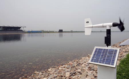 图文：奥林匹克水上公园静待竣工 岸边测风仪器