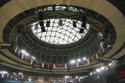 图文：北京大学体育馆竣工 从室内看体育馆屋顶