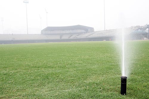 图文：五棵松棒球场 草坪采用中水灌溉