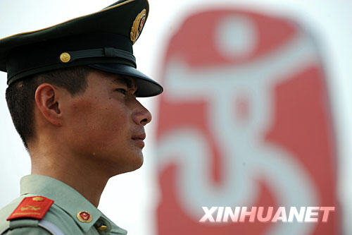 7月26早晨，一名武警战士在“中国印”附近站岗执勤。