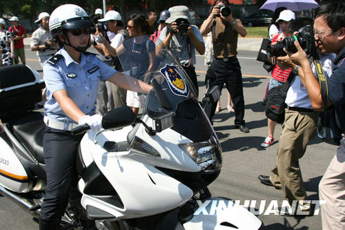 8月3日，北京奥运带路队的交警准备出发。 
