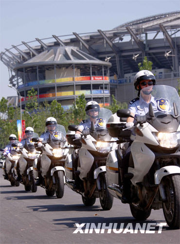 8月3日，北京奥运带路队的交警准备出发。 