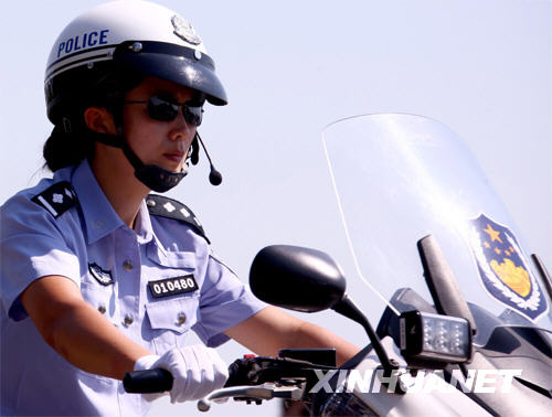 8月3日，北京奥运带路队的交警准备出发。 