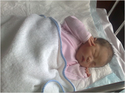 北京大学婦人科病院では、妊婦の胡宝紅さんが8日0時1分、2545グラムの「五輪ベビー」を自然分娩で無事出産した。