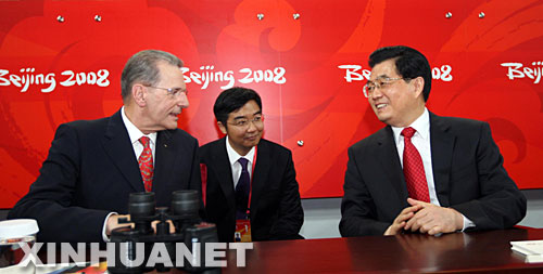 中国国家主席胡锦涛、国际奥委会主席罗格出席北京奥运会开幕式