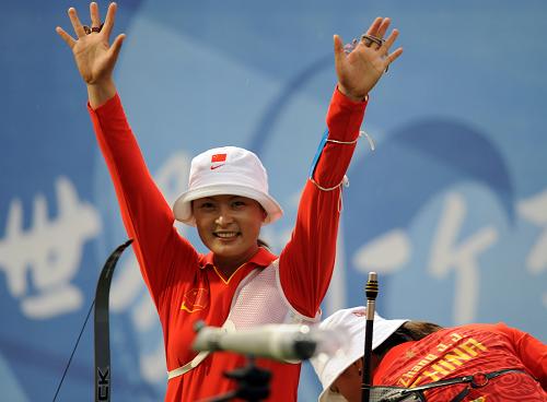  8月10日，中国选手郭丹向观众挥手致敬。