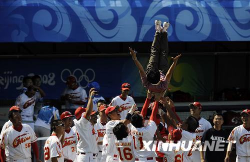 8月15日，中国队球员赛后庆祝胜利。当日，在五棵松棒球场举行的北京奥运会棒球预赛中，中国队以8比7战胜中华台北队。 新华社记者 郭磊 摄（责任编辑：孙晓礼）