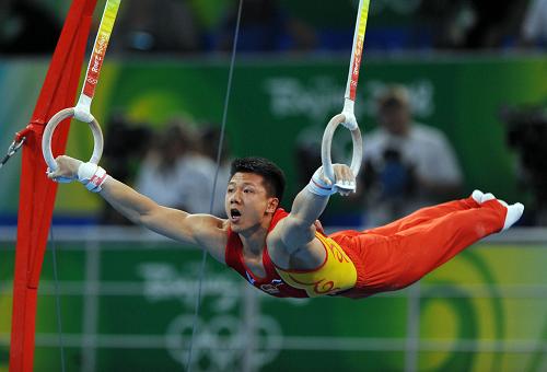 8月18日，中国选手陈一冰完成吊环比赛。