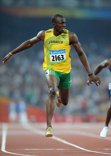 8月20日，牙买加选手博尔特在比赛中冲过终点。