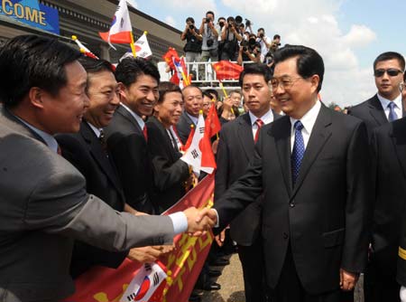 八月二十五日中午，中国国家主席胡锦涛抵达韩国首都首尔，开始对韩国进行为期两天的国事访问。