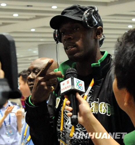 8月25日，牙买加选手尤塞恩·博尔特在首都机场接受记者采访。 新华社记者 唐召明摄