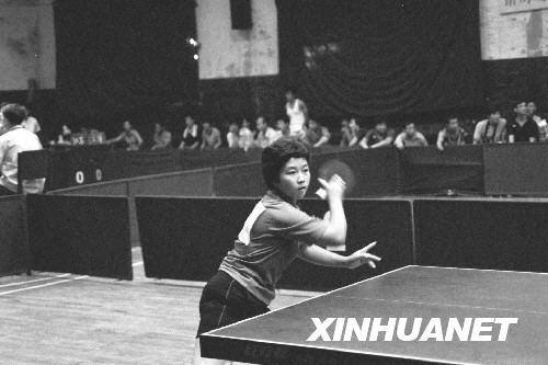 这是1987年10月20日张小玲在第二届全国伤残人运动会女子截肢乒乓球团体比赛中的资料照片。 新华社发 