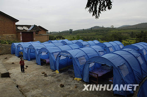 8月31日，在攀枝花市仁和区大龙潭彝族乡，一排排帐篷已经在地震发生后不久被搭建起。