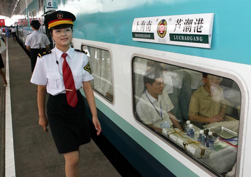 上海初の郊外と市内を結ぶ旅客列車が開通