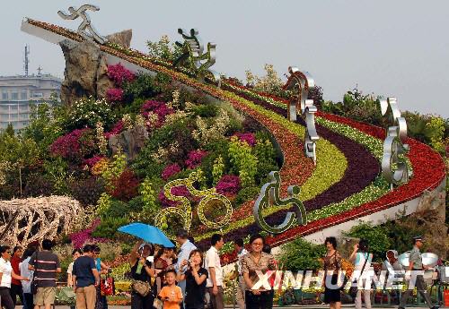 9月3日，游客在天安门广场花坛前参观。 当日，天安门广场北京残奥会的景观布置基本完成，这些花卉景观将成为北京残奥会期间一道靓丽的风景线。 新华社记者公磊摄 
