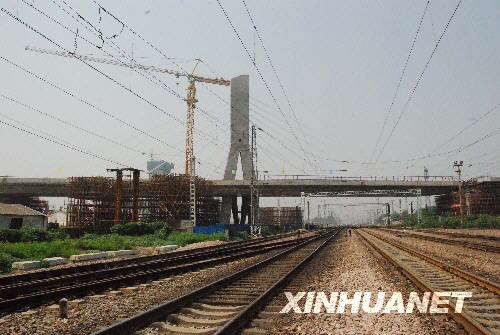 中国で、世界最大規模の斜張橋方向転換工事が9月4日、河北省石家荘市で完了した。 