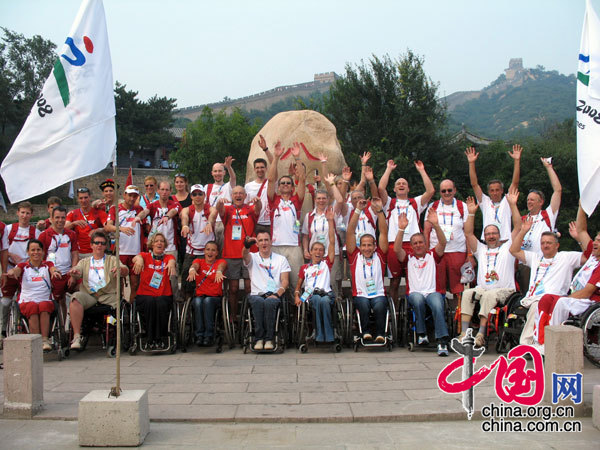 前来参加北京残奥会的瑞士代表团合影