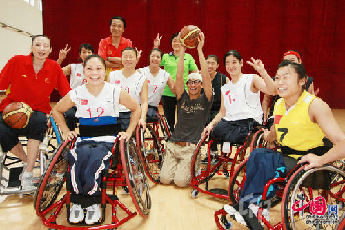 2008年9月3日，北京，日前刘德华探望残奥选手，为残疾运动员加油。