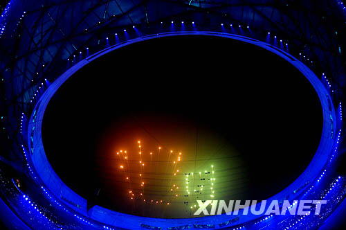 2008年北京パラリンピック開幕式が9月6日夜8時、国家体育場――「鳥の巣」で盛大に行われた。写真は2008年北京パラリンピック開幕式の花火によるカウントダウンの模様。