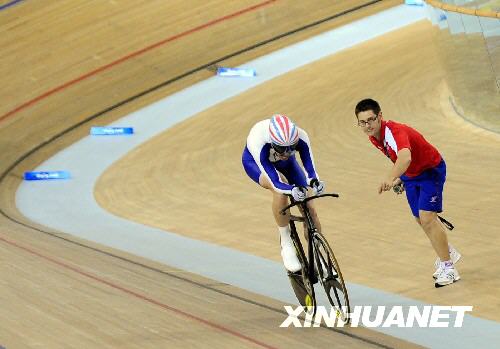 北京パラリンピック第2日の7日、老山自転車館で行われた自転車男子1000メートルタイムトライアル(LC 3-4)级の試合で、イギリスのSimon Richardson選手が1分14秒936の成績で世界新記録で金メダルを獲得した。