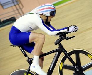北京パラリンピック第2日の7日、老山自転車館で行われた自転車男子1000メートルタイムトライアル(LC 3-4)级の試合で、イギリスのSimon Richardson選手が1分14秒936の成績で世界新記録で金メダルを獲得した。