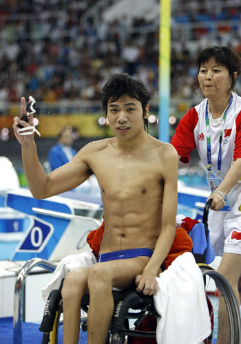 北京パラリンピック第2日の7日、｢水立方｣で行われた競泳男子100メートル自由形S-3級の決勝戦で、半身不随の中国の杜剣平選手は自らが独創した｢剣平式｣泳ぎ姿を生かして、1分35秒21の世界新記録で中国最初の金メダルを獲得した。