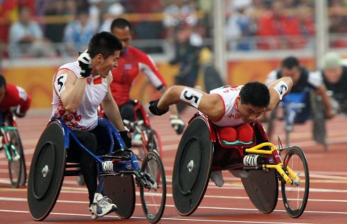 9月9日，中国选手张立新（左）与队友李虎召在比赛中交接。