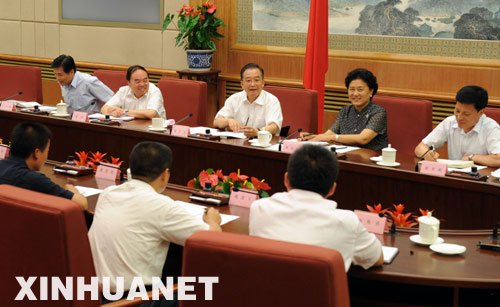  9月9日，中共中央政治局常委、国务院总理温家宝邀请8位来自基层的中小学教师参观北京中南海，并进行座谈。