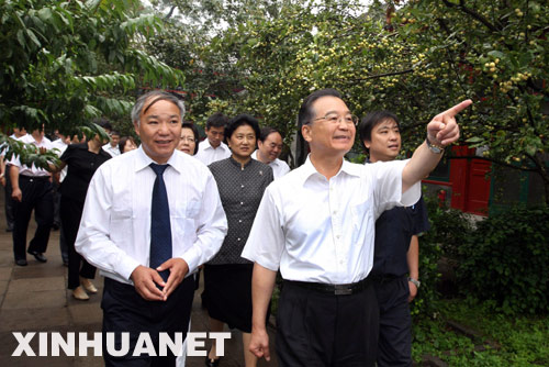   这是座谈会前，温家宝在中共中央政治局委员、国务委员刘延东的陪同下，和教师们一起参观西花厅。