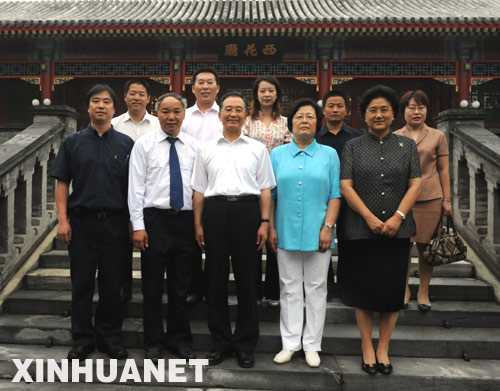 这是座谈会前，温家宝和中共中央政治局委员、国务委员刘延东，与教师们一起在西花厅前合影。