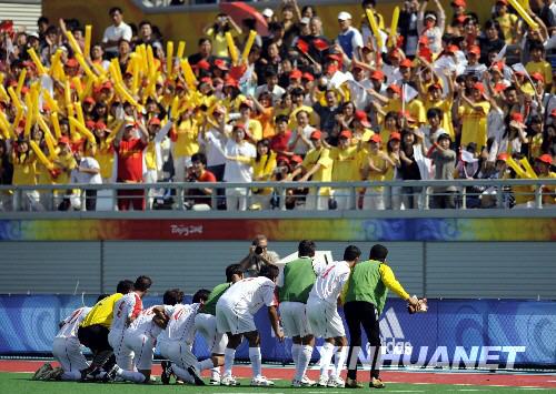 9月10日，伊朗队球员在比赛结束后向观众致谢。当日，在北京2008年残奥会七人制足球第一轮比赛中，伊朗队以3比0战胜英国队。 新华社记者刘力航摄 