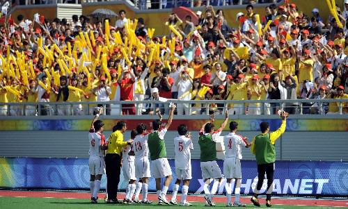 9月10日，伊朗队球员在比赛结束后向观众致谢。当日，在北京2008年残奥会七人制足球第一轮比赛中，伊朗队以3比0战胜英国队。 新华社记者刘力航摄 