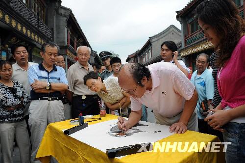「2008瑠璃廠中秋筆会」が13日、書道用品店や古書店で有名な北京の瑠璃廠にある宏宝堂で開催された。北京各界の書画家らがみごとな筆さばきを披露し、観客らとともに中秋節を祝った。