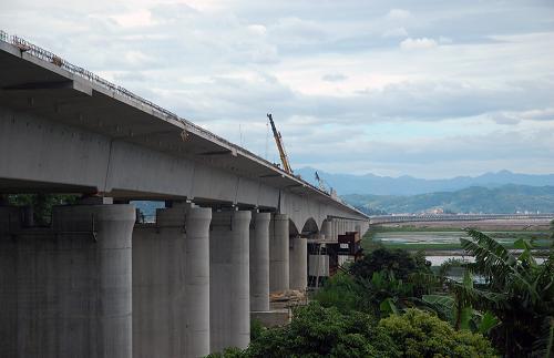 8月15日午後16時30分、中国最長の海上鉄道大橋「温福（温州―福州）鉄道寧徳特大橋」が貫通した。
