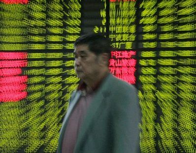 中国人民銀行（中央銀行）による預金準備金率の大幅な引き上げや、周辺株式市場の大幅値下げなどの多くの悪材料が重なり、10日の上海と深センの両株式市場はともに暴落した。